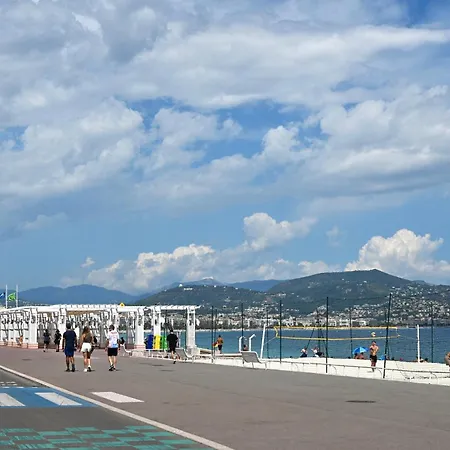 Moderne 3 Pieces Climatise Avec Balcon, A 2 Min Ницца